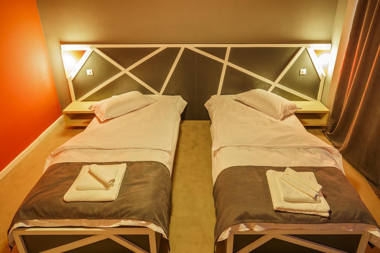 Net Hotel Piteşti Esterno foto