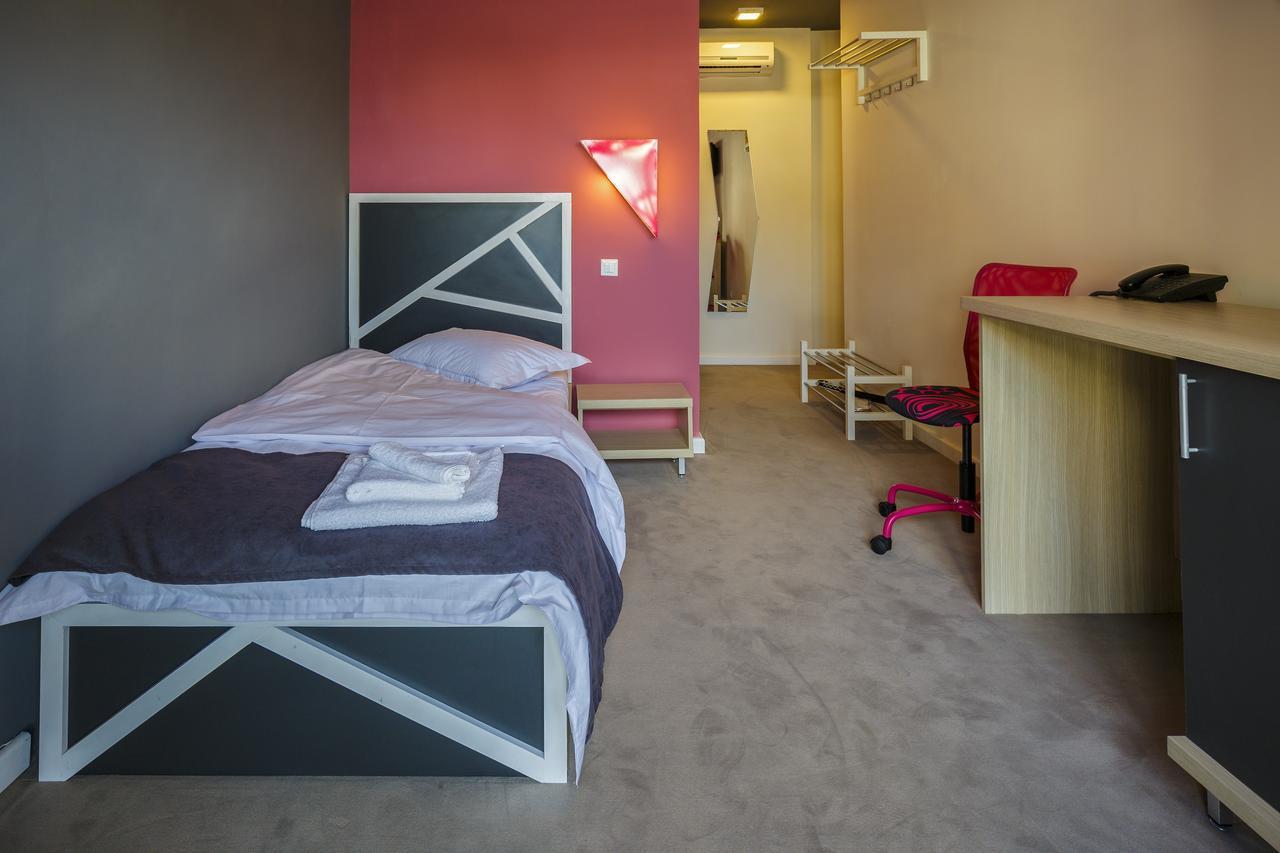 Net Hotel Piteşti Esterno foto