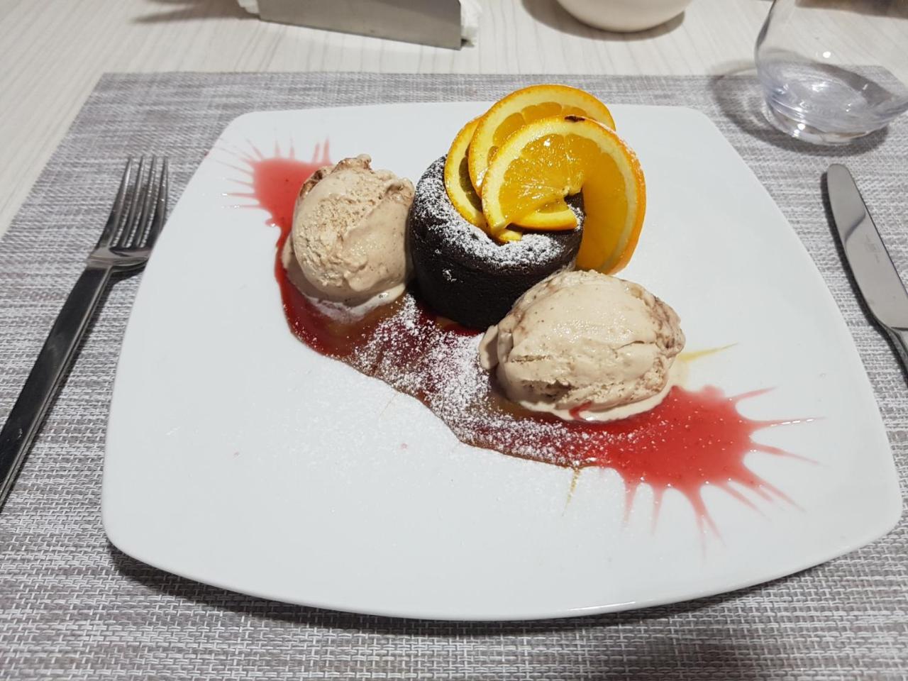 Net Hotel Piteşti Esterno foto