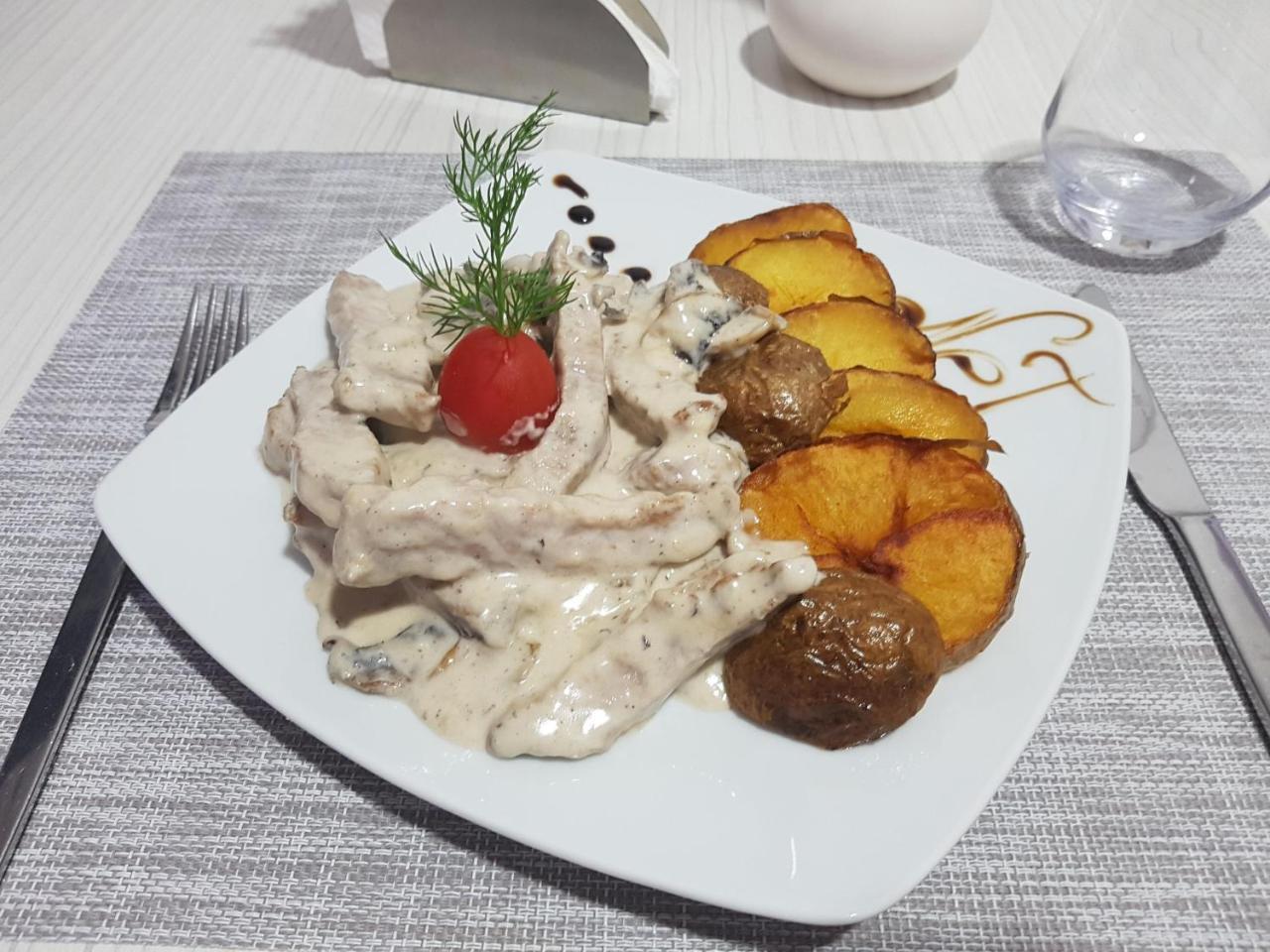 Net Hotel Piteşti Esterno foto
